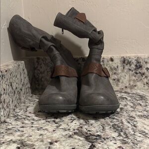 Stylish Gray Leather Boots with Brown Accents